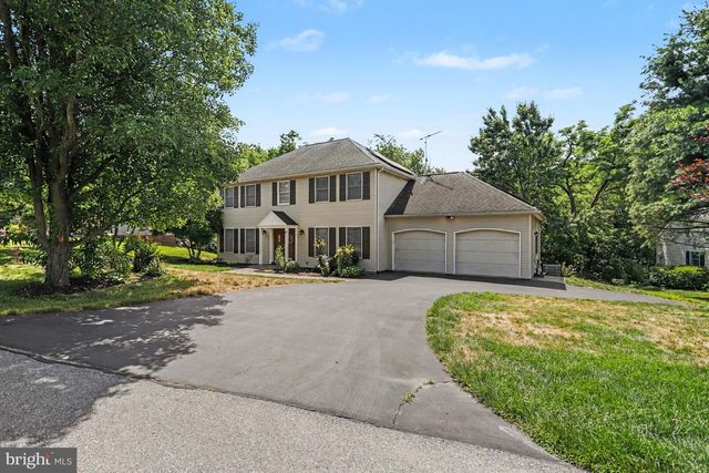 4 BROOKWOOD DR, Lititz, PA 17543