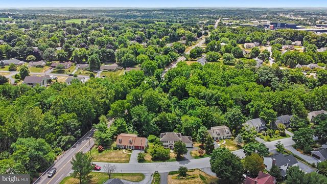 4 BROOKWOOD DR, Lititz, PA 17543