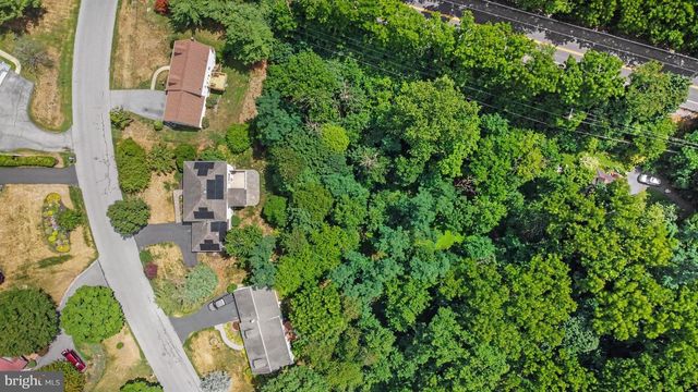 4 BROOKWOOD DR, Lititz, PA 17543