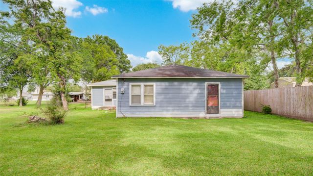 3514 Commerce Street, Damon, TX 77430