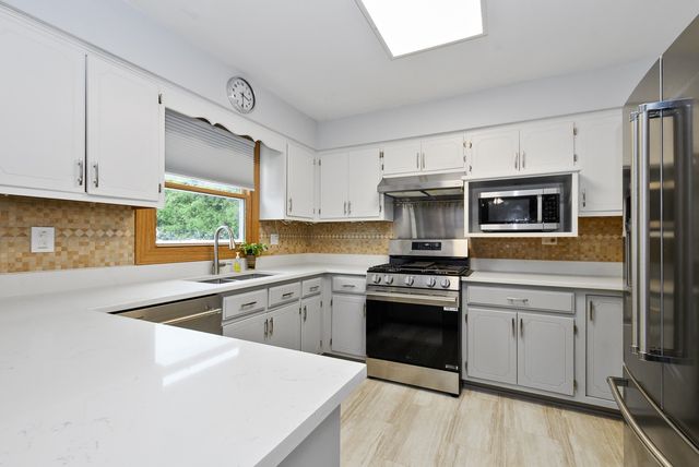 24806 S Potawatomie Trail, Channahon, IL 60410
