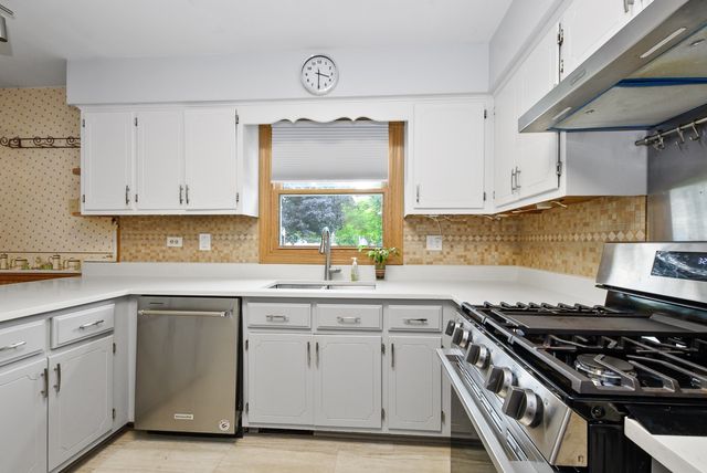 24806 S Potawatomie Trail, Channahon, IL 60410