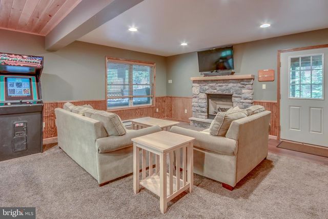 87 PINEKNOLL DR, Lake Harmony, PA 18624