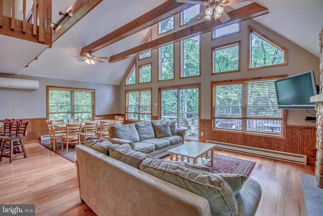 87 PINEKNOLL DR, Lake Harmony, PA 18624