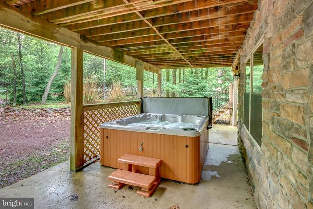 87 PINEKNOLL DR, Lake Harmony, PA 18624