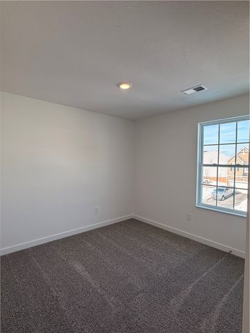 2002 Canterbury Dr 212D, Imperial, PA 15126