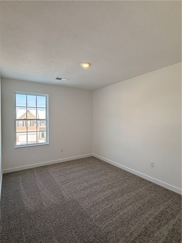 2002 Canterbury Dr 212D, Imperial, PA 15126