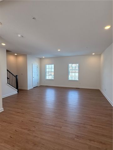 2002 Canterbury Dr 212D, Imperial, PA 15126