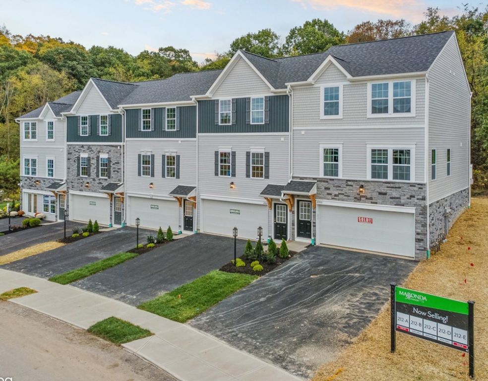 2002 Canterbury Dr 212D, Imperial, PA 15126