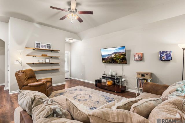 728 Pine Hollow Dr, Gonzales, LA 70737