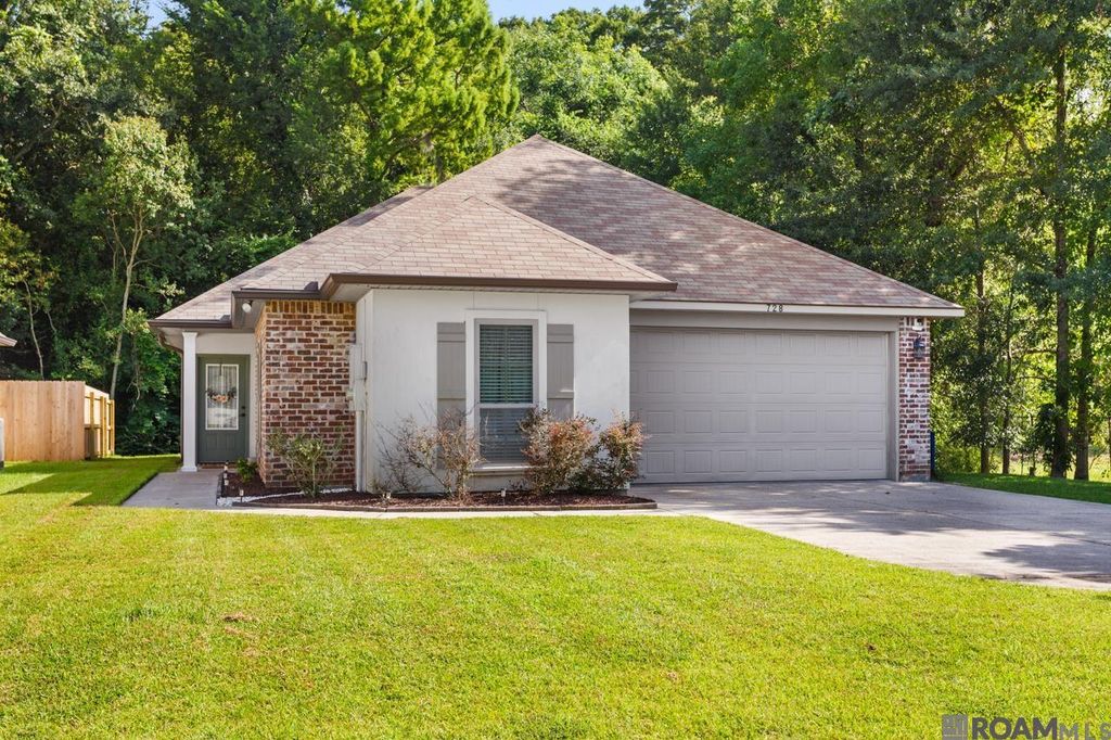 728 Pine Hollow Dr, Gonzales, LA 70737