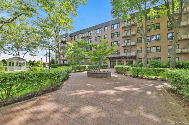 6 Birchwood Court 3A, Mineola, NY 11501