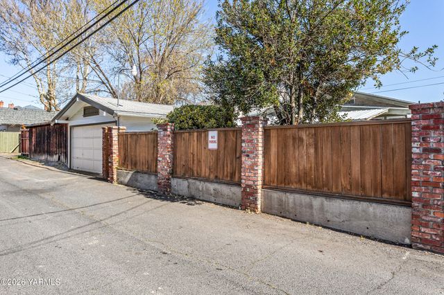 216 S 16th Ave, Yakima, WA 98902