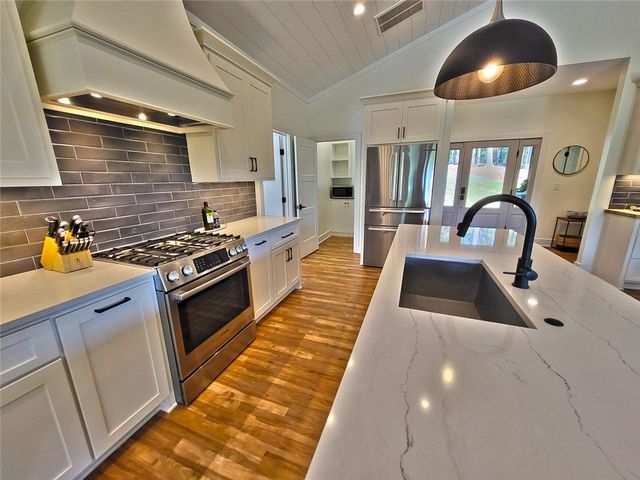 366 Hideaway Cove Drive, Seneca, SC 29672