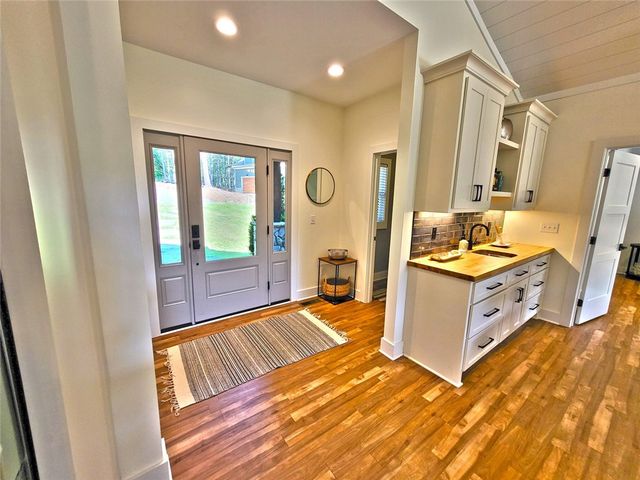 366 Hideaway Cove Drive, Seneca, SC 29672