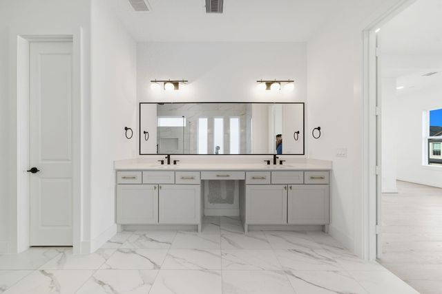 905 Blackshire, Houston, TX 77055