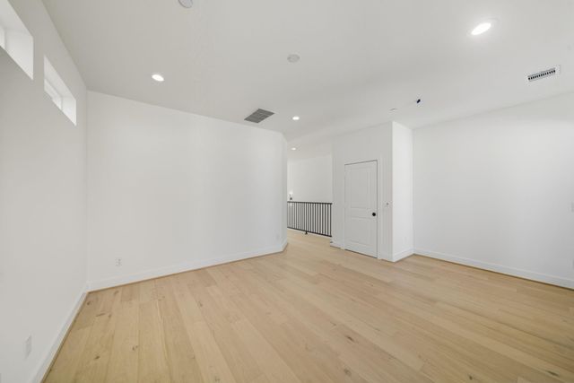 905 Blackshire, Houston, TX 77055