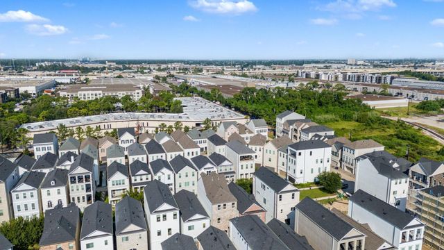 905 Blackshire, Houston, TX 77055