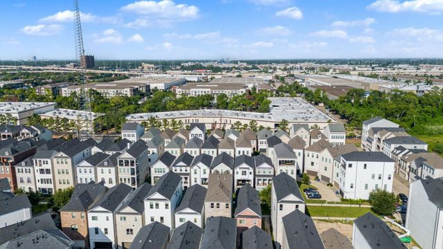 905 Blackshire, Houston, TX 77055