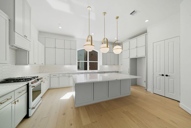 905 Blackshire, Houston, TX 77055