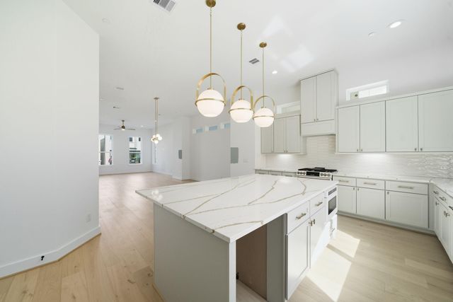 905 Blackshire, Houston, TX 77055