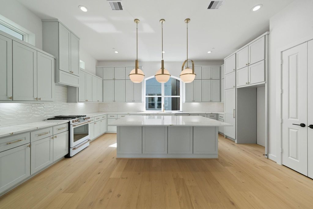 905 Blackshire, Houston, TX 77055