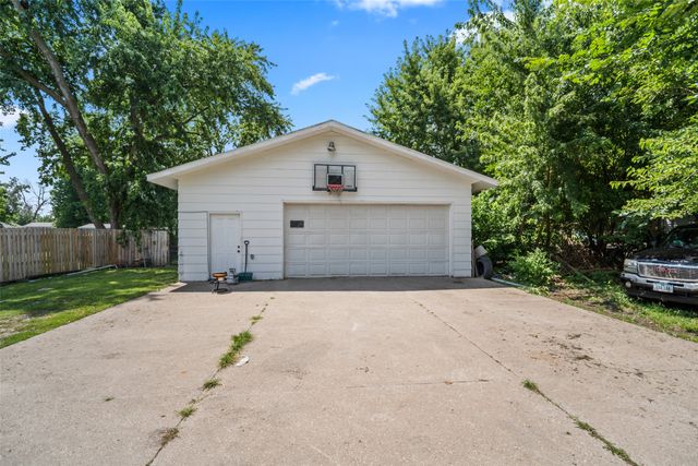 3828 E 29th Street, Des Moines, IA 50317
