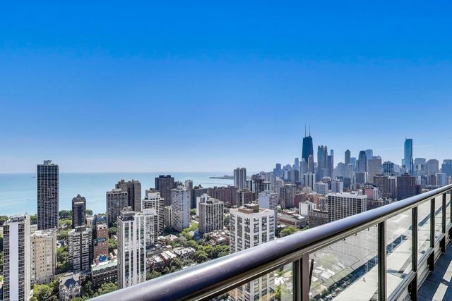 1560 N Sandburg Terrace 510, Chicago, IL 60610