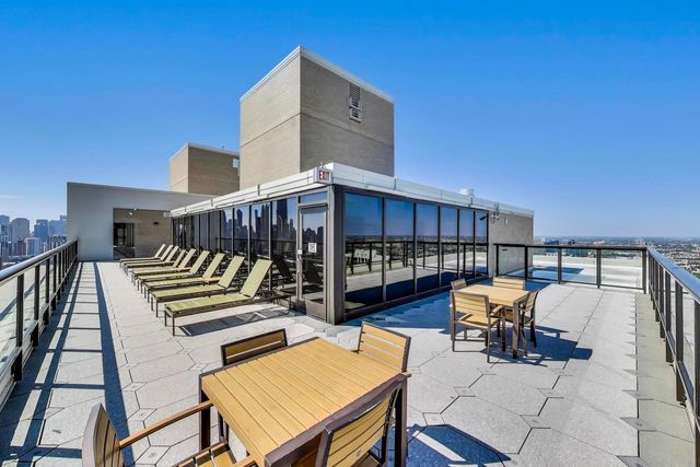 1560 N Sandburg Terrace 510, Chicago, IL 60610