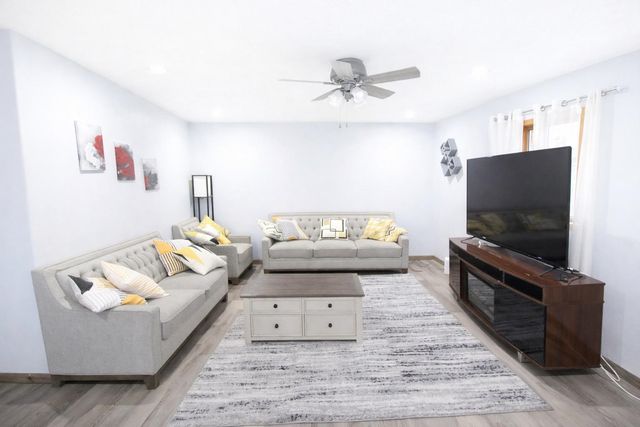 609 11th St NW, Minot, ND 58703