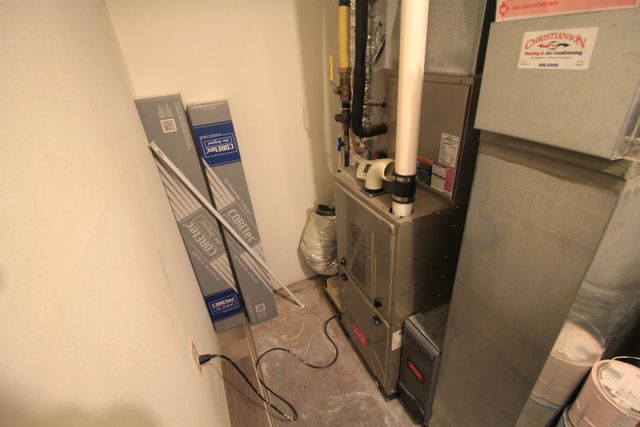 609 11th St NW, Minot, ND 58703