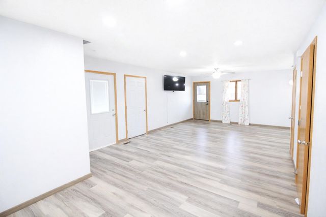 609 11th St NW, Minot, ND 58703