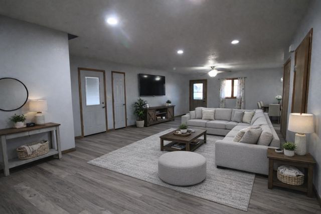 609 11th St NW, Minot, ND 58703