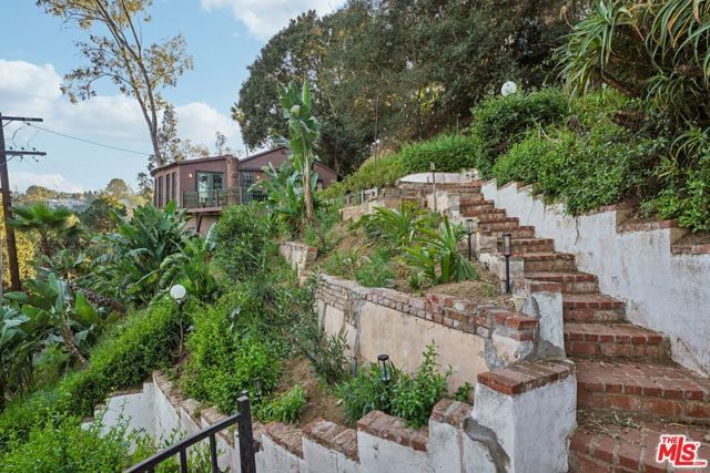 8718 Crescent Drive, Los Angeles, CA 90046