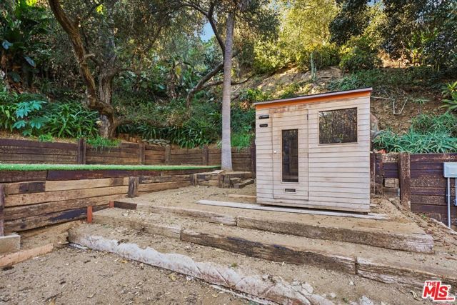 8718 Crescent Drive, Los Angeles, CA 90046