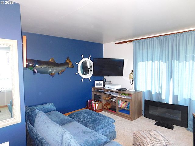 496 HAMBURG Ave, Astoria, OR 97103