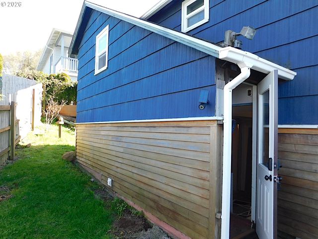 496 HAMBURG Ave, Astoria, OR 97103