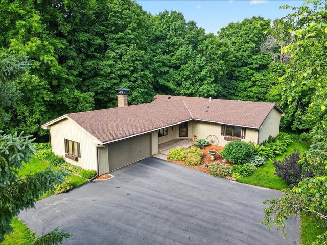 1296 Blue Heron Trail, Shakopee, MN 55379