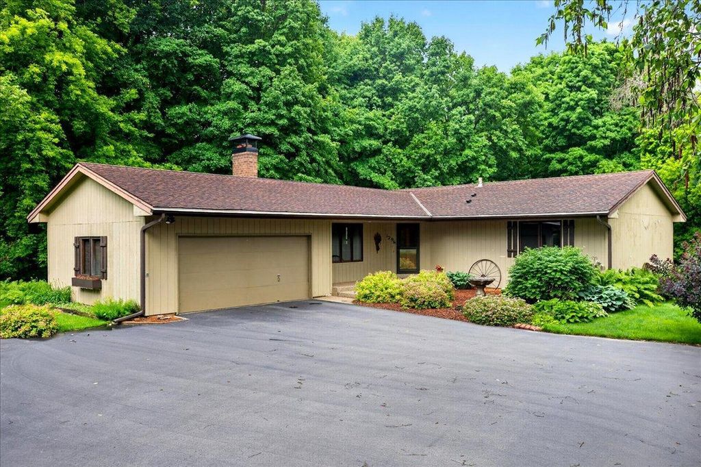 1296 Blue Heron Trail, Shakopee, MN 55379