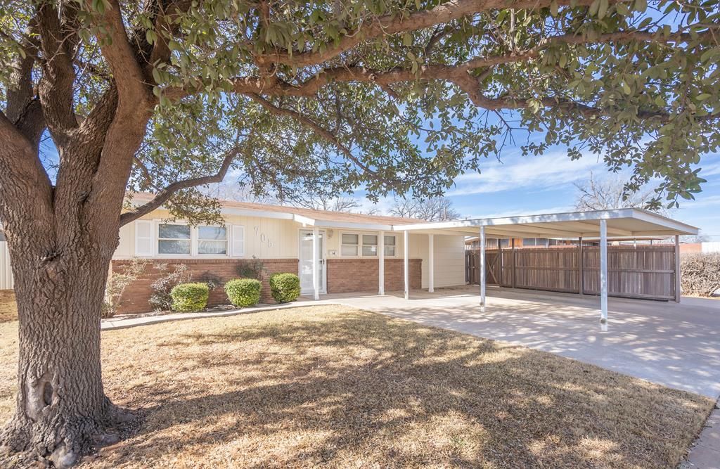 705 NE Fifth St, Andrews, TX 79714