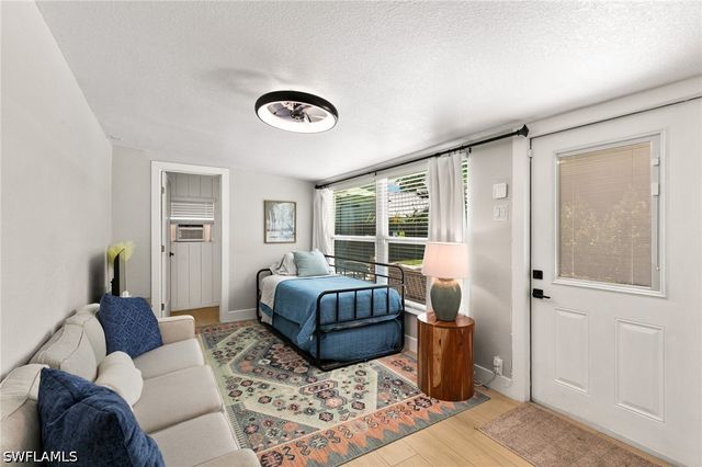 2160 Holiday LN, Naples, FL 34104