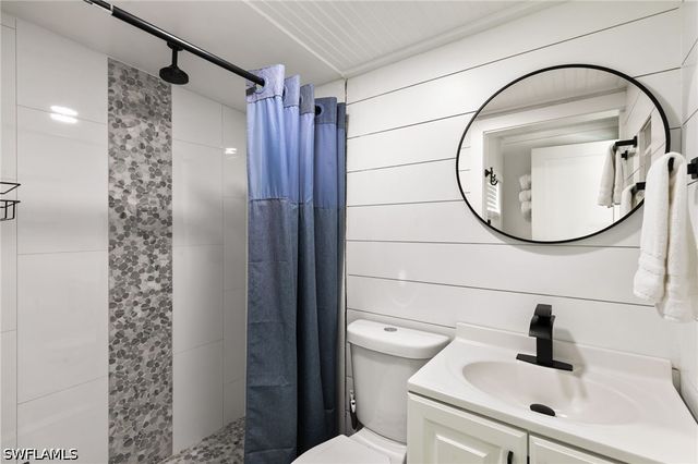 2160 Holiday LN, Naples, FL 34104