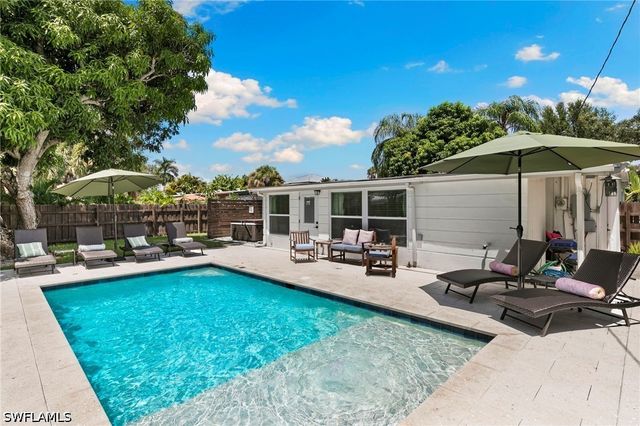 2160 Holiday LN, Naples, FL 34104