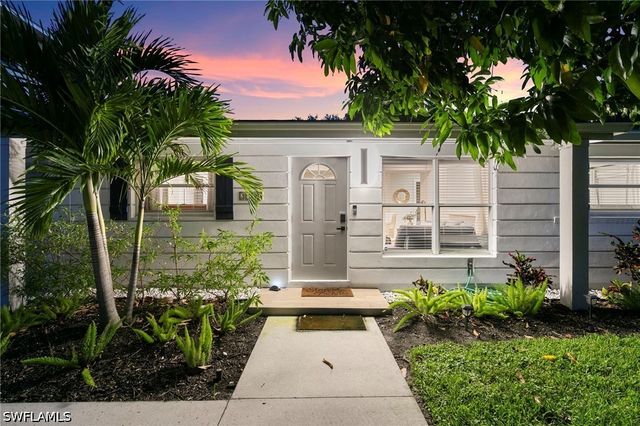 2160 Holiday LN, Naples, FL 34104