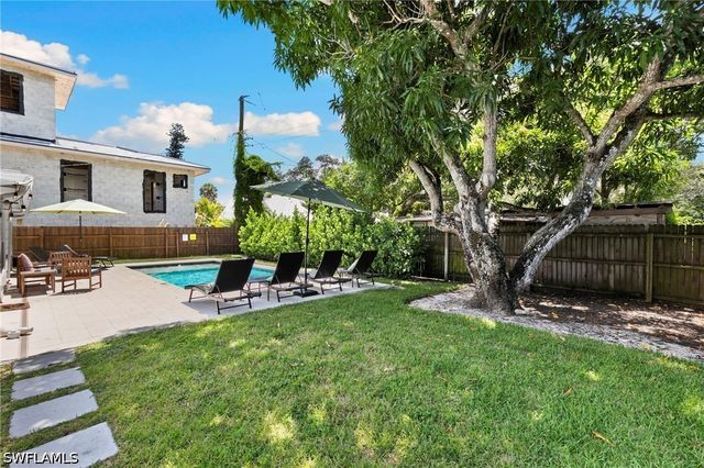 2160 Holiday LN, Naples, FL 34104
