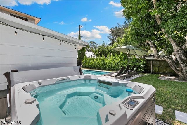 2160 Holiday LN, Naples, FL 34104