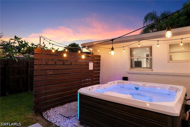 2160 Holiday LN, Naples, FL 34104