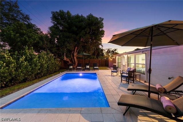 2160 Holiday LN, Naples, FL 34104