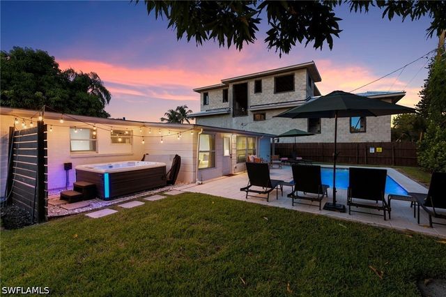 2160 Holiday LN, Naples, FL 34104