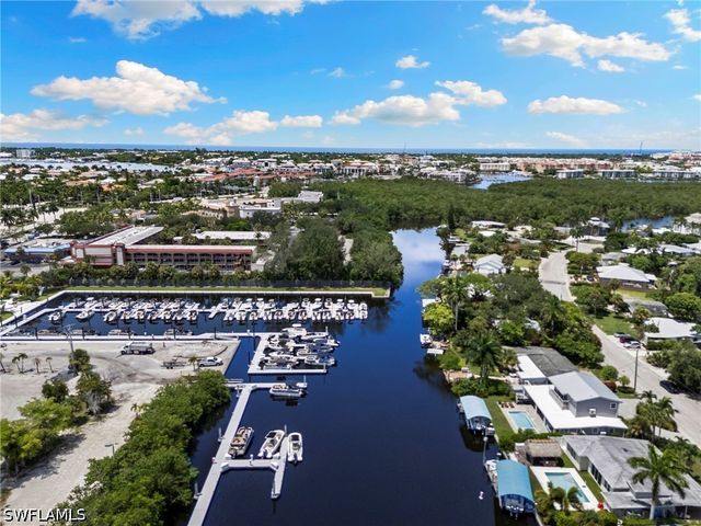 2160 Holiday LN, Naples, FL 34104